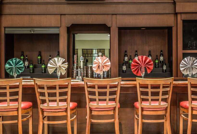 בית מלון כפרי Clarion Inn New London  Mystic