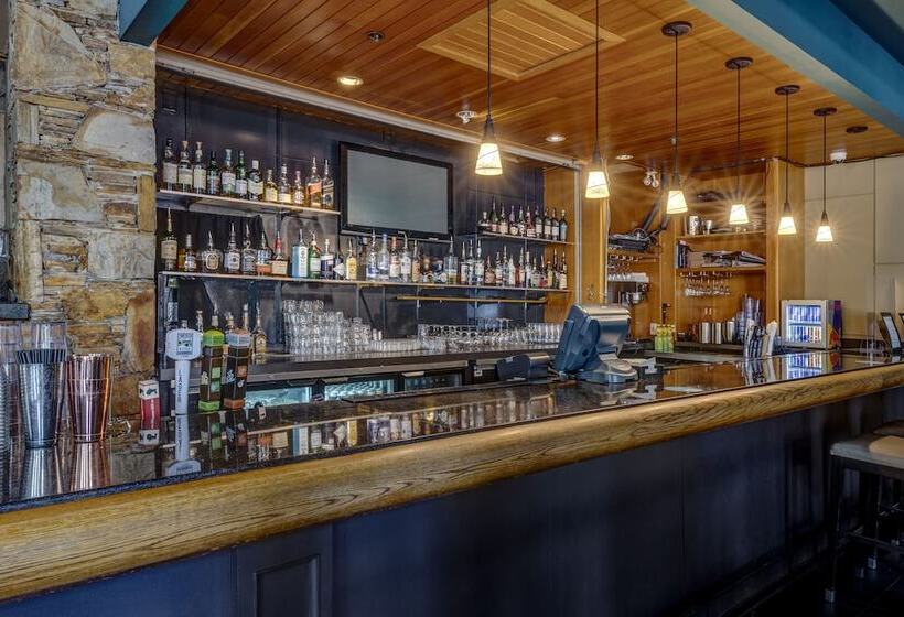 هتل Hilton Whistler Resort & Spa