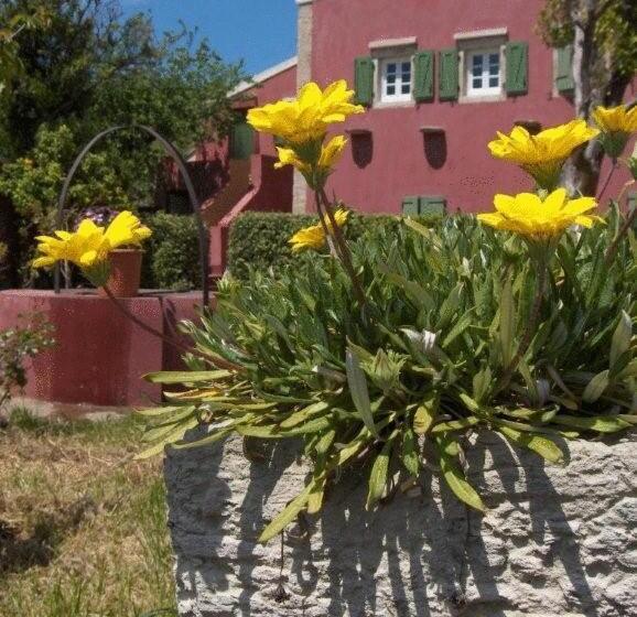 هتل Villa De Loulia