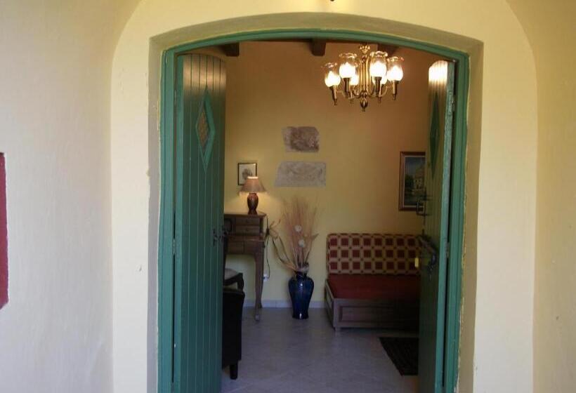 هتل Villa De Loulia