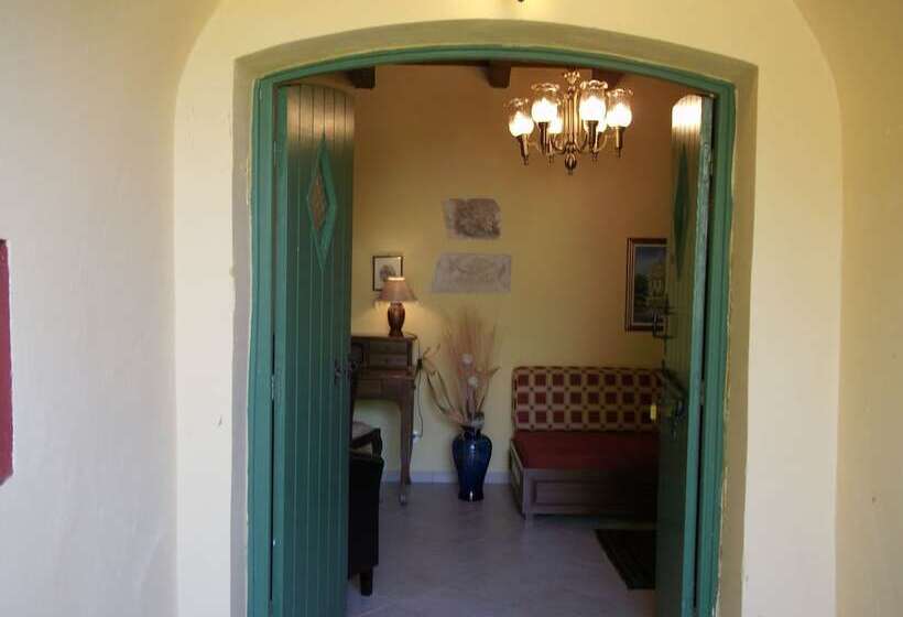 هتل Villa De Loulia