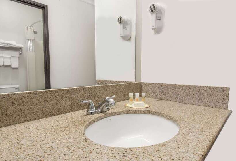 هتل Days Inn By Wyndham Kansas City International Airport