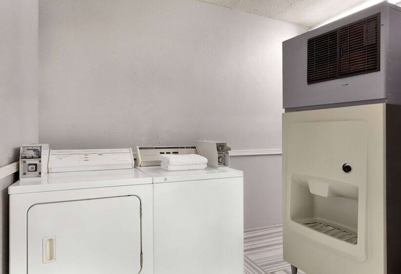 هتل Days Inn By Wyndham Kansas City International Airport