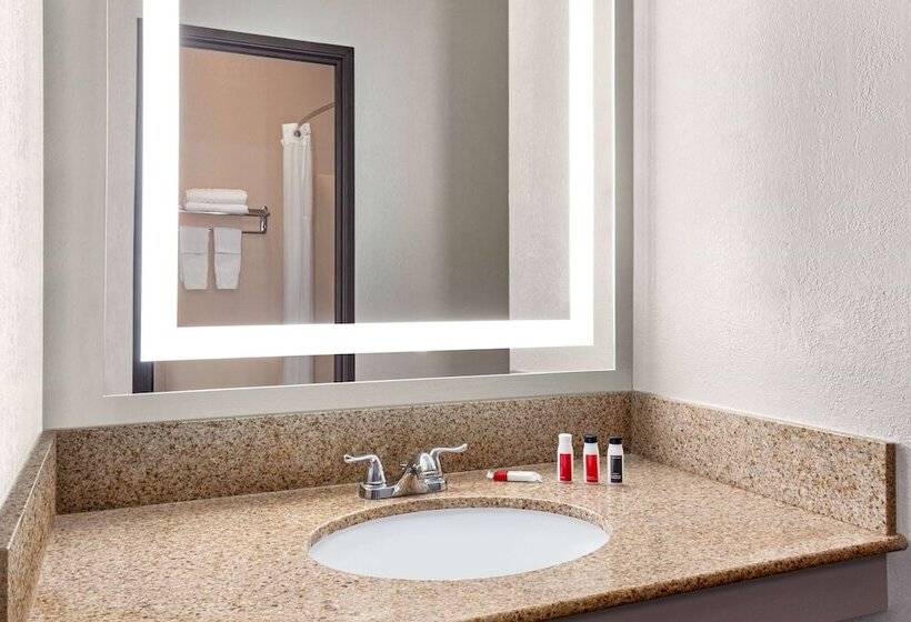 هتل Days Inn By Wyndham Kansas City International Airport