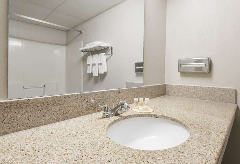 هتل Days Inn By Wyndham Kansas City International Airport