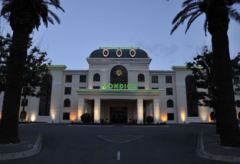 هتل Mondior At Emperors Palace