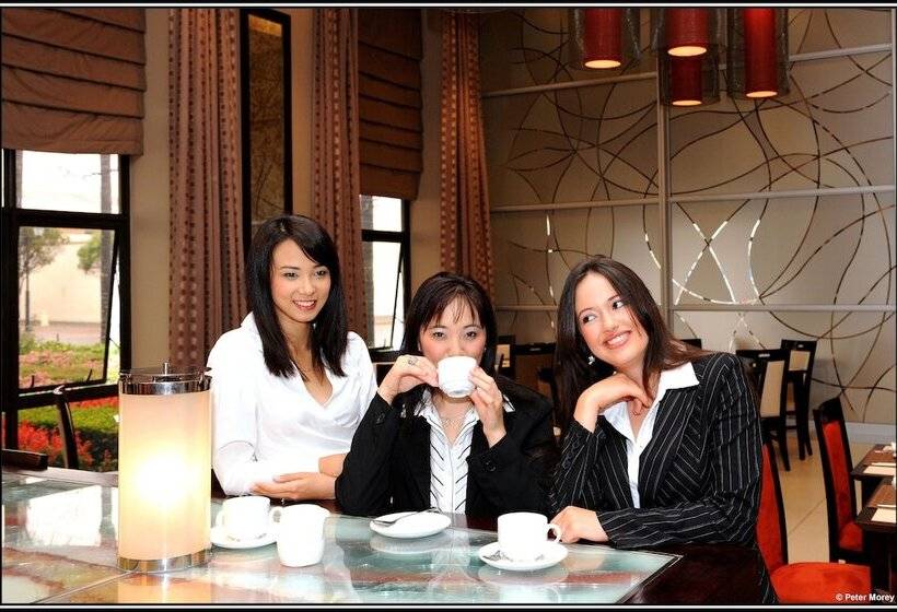 هتل Mondior At Emperors Palace