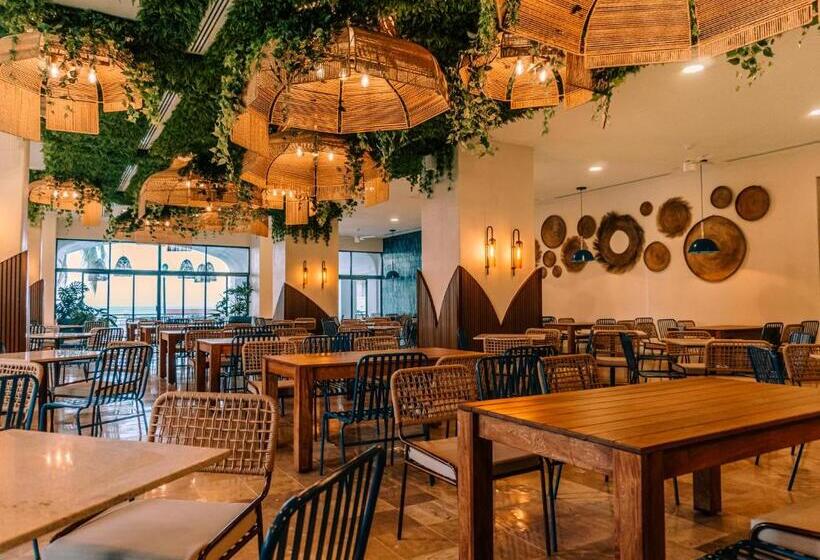 هتل Tesoro Ixtapa Beach Resort