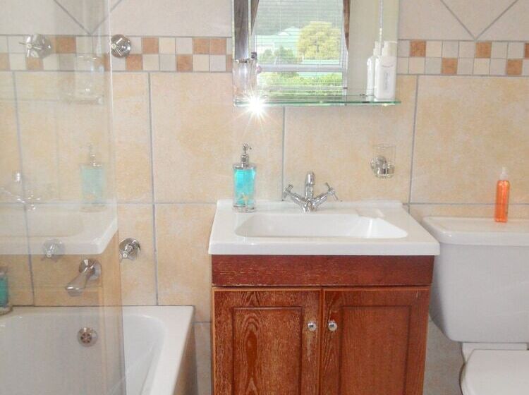 Отель Bayside Lodge Garden Route B&b