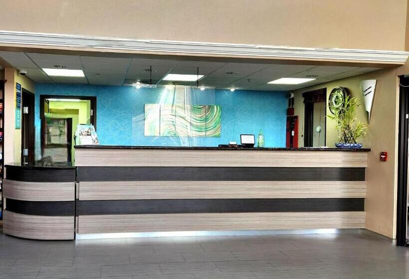 هتل Days Inn & Suites By Wyndham Sam Houston Tollway