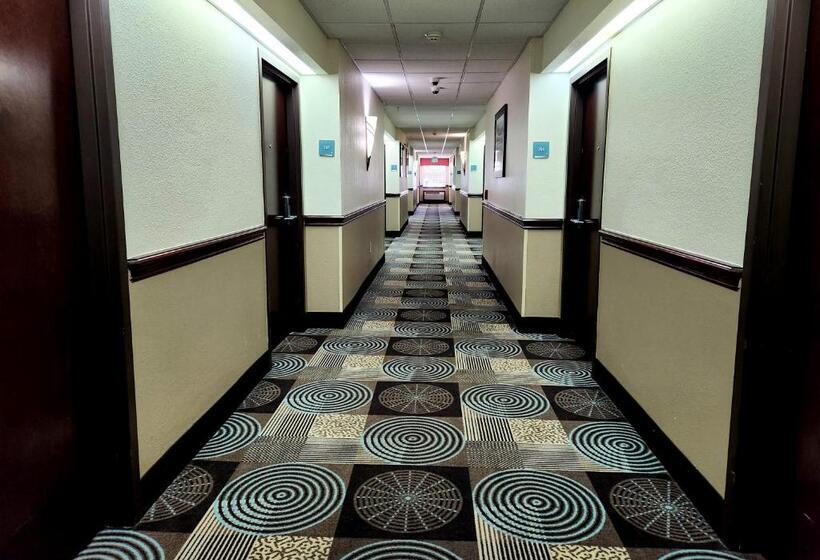 هتل Days Inn & Suites By Wyndham Sam Houston Tollway