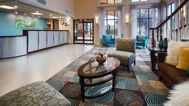 هتل Days Inn & Suites By Wyndham Sam Houston Tollway
