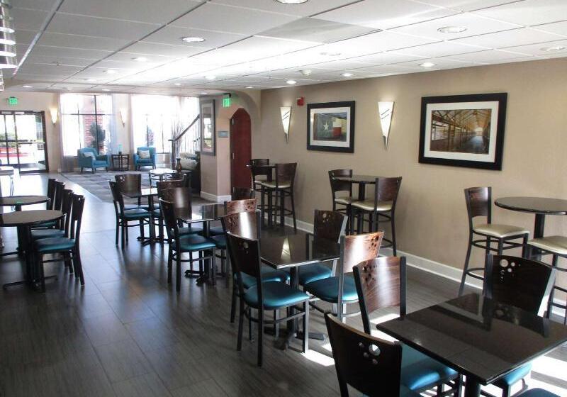 هتل Days Inn & Suites By Wyndham Sam Houston Tollway