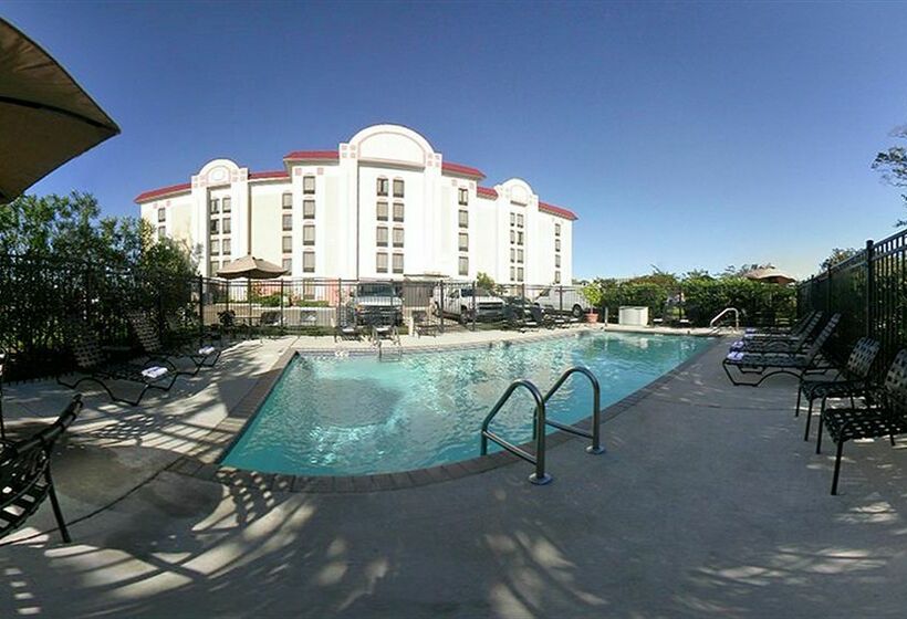 בית מלון כפרי Comfort Suites University