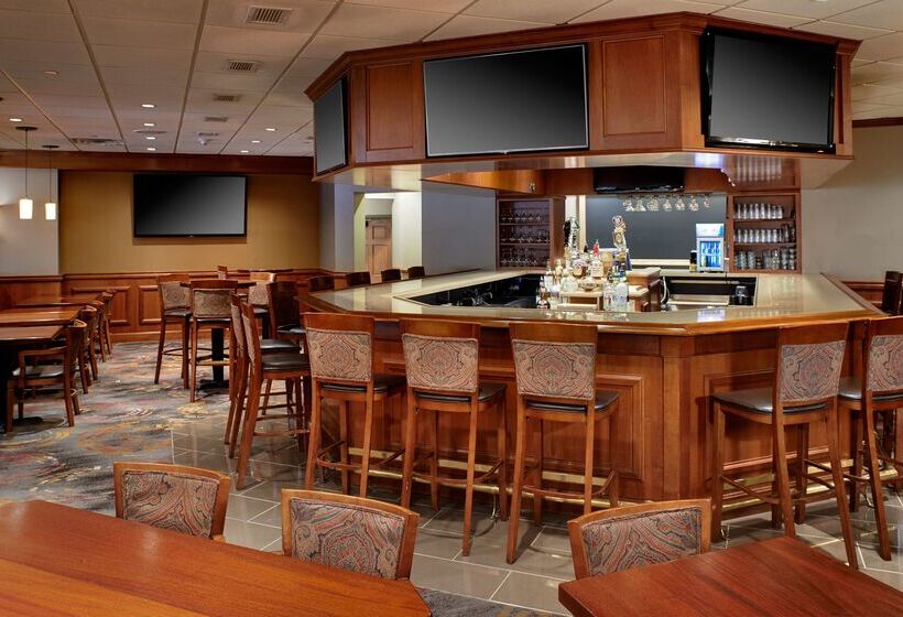 هتل Doubletree By Hilton Detroit  Dearborn