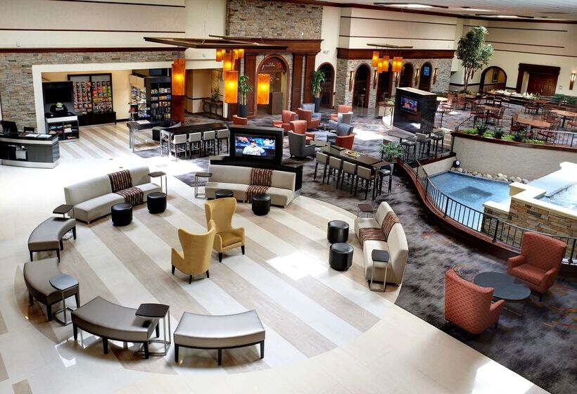 هتل Doubletree By Hilton Detroit  Dearborn