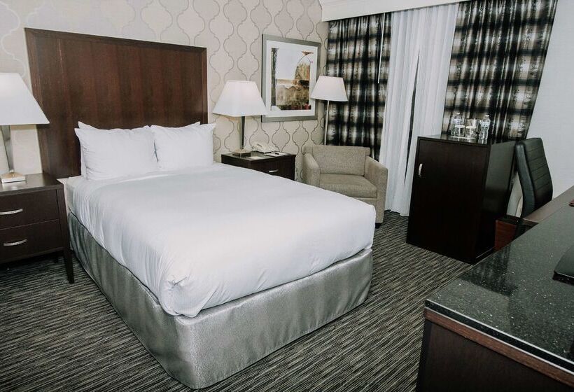 هتل Doubletree By Hilton Detroit  Dearborn