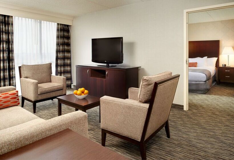 هتل Doubletree By Hilton Detroit  Dearborn