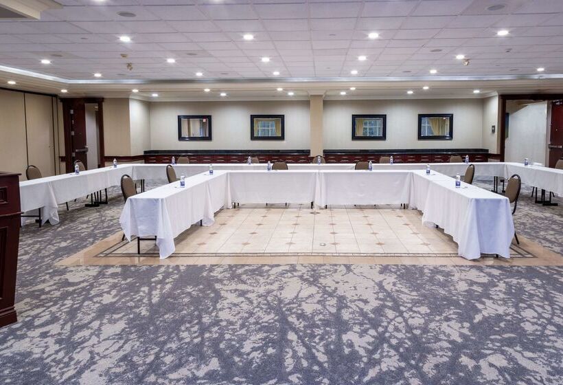 هتل Hilton Garden Inn Niagaraonthelake