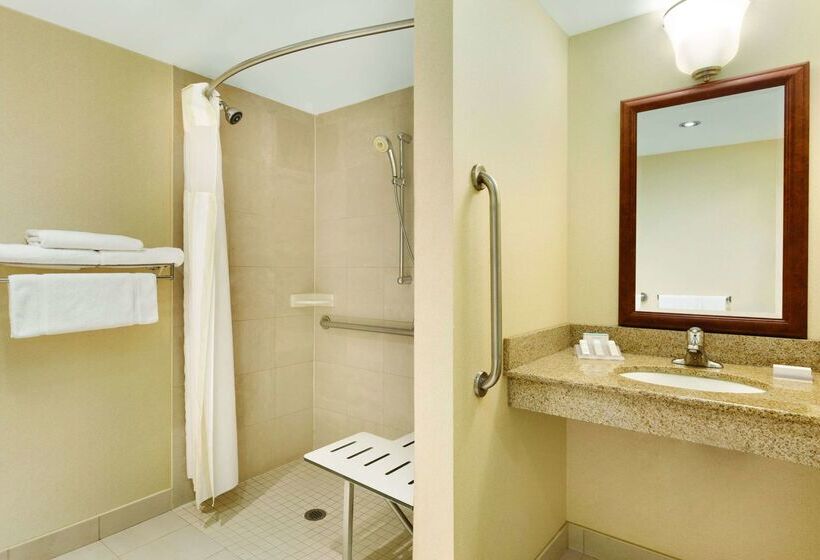 هتل Hilton Garden Inn Niagaraonthelake