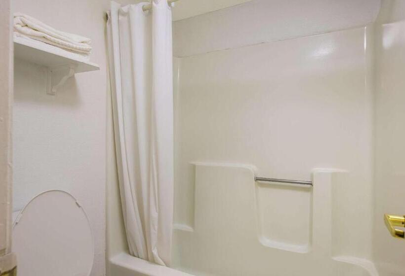 هتل Super 8 By Wyndham Savannah