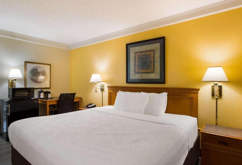 هتل Super 8 By Wyndham Savannah