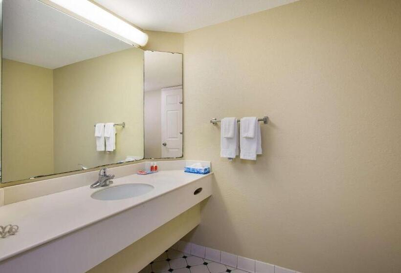 هتل Super 8 By Wyndham Savannah