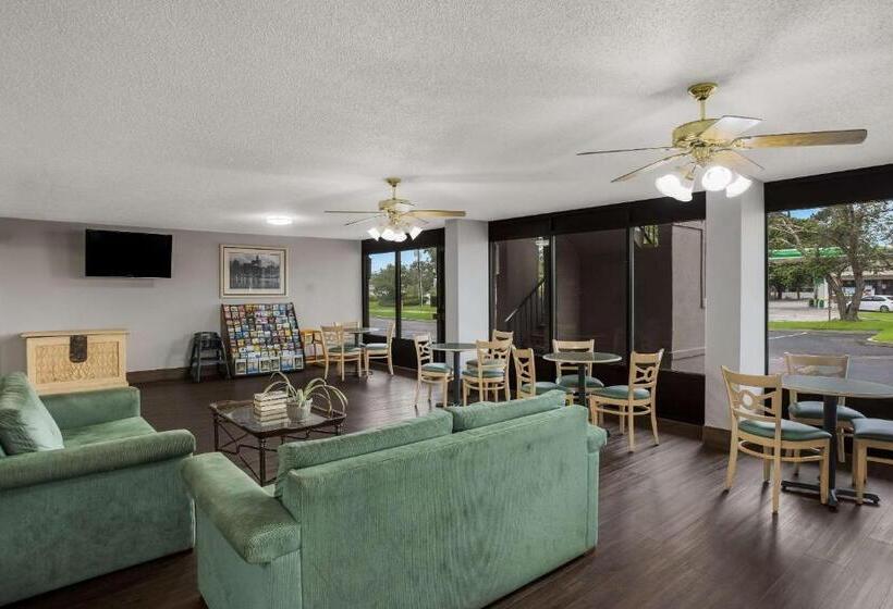 هتل Super 8 By Wyndham Savannah