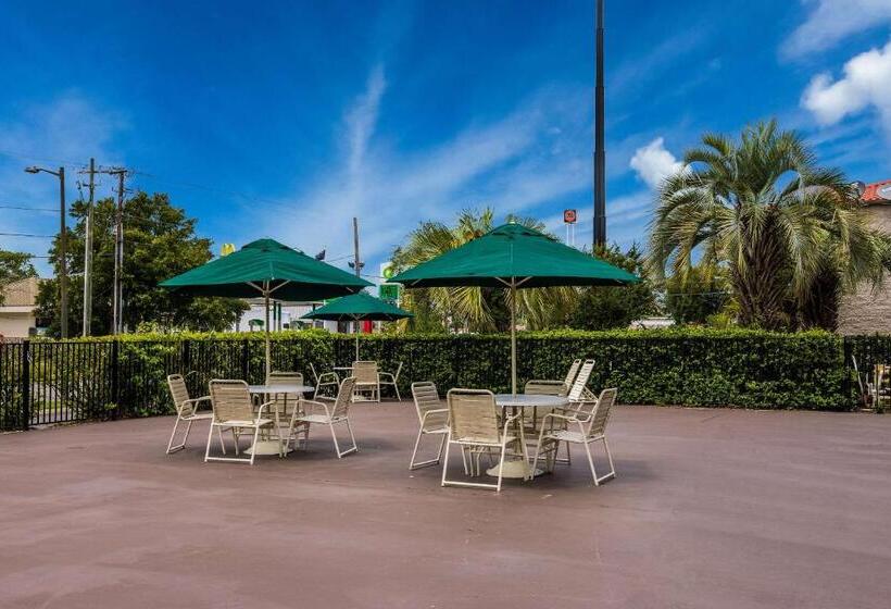 هتل Super 8 By Wyndham Savannah