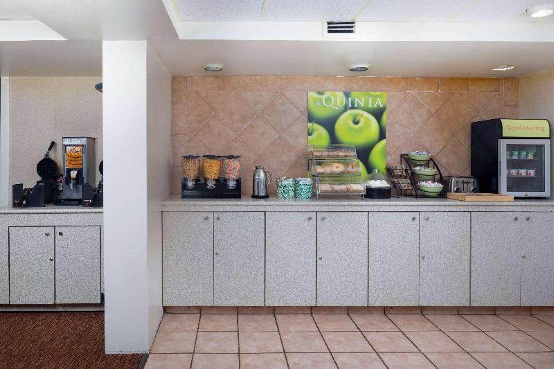 هتل Super 8 By Wyndham Savannah