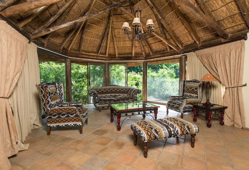 בית מלון כפרי Premier Resort Mpongo Private Game Reserve