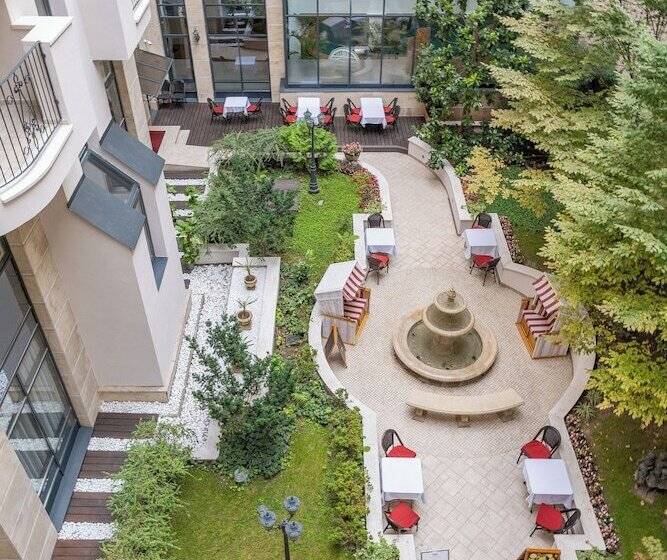 Fotos del hotel Queen's Court Hotel & Residence:  25