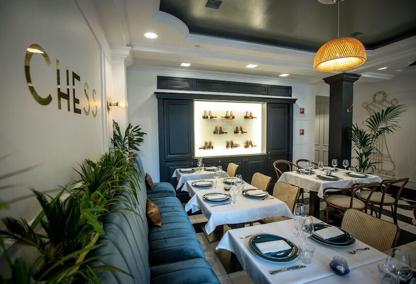 Fotos del hotel Queen's Court Hotel & Residence:  2