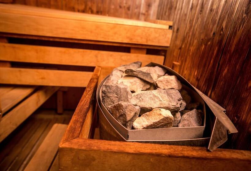 Queen’s Court Hotel & Residence