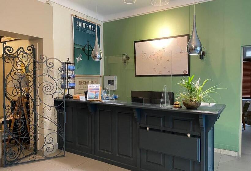 Отель Ajoncs D Or