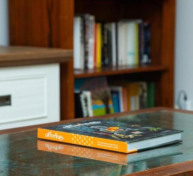 هتل Byron Lakeside Holiday Apartments