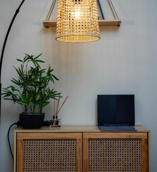 هتل Byron Lakeside Holiday Apartments