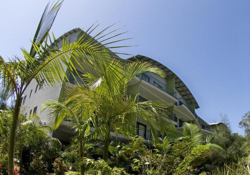 هتل Flynns Beach Resort