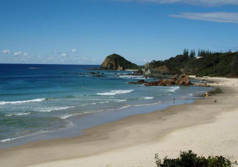 هتل Flynns Beach Resort