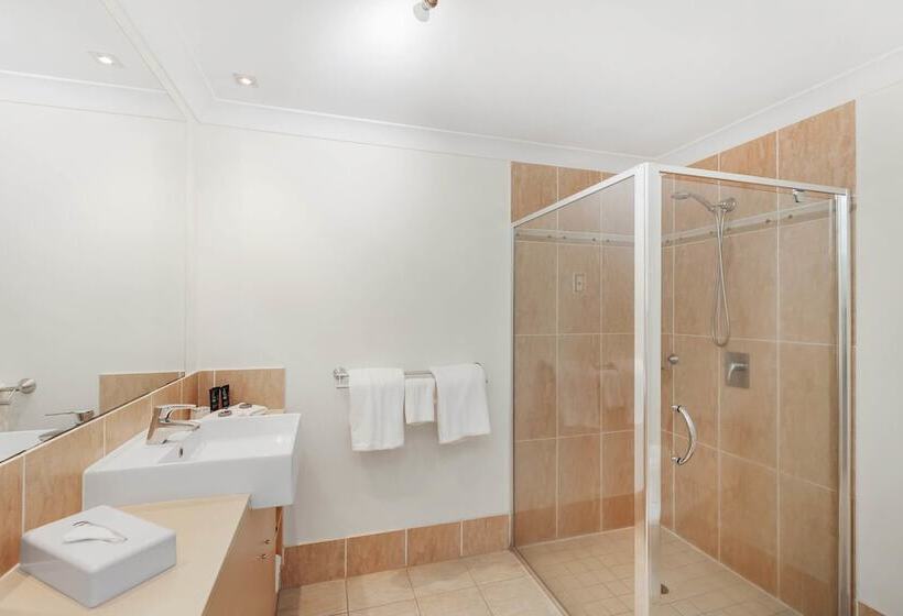 هتل Mantra Aqueous On Port