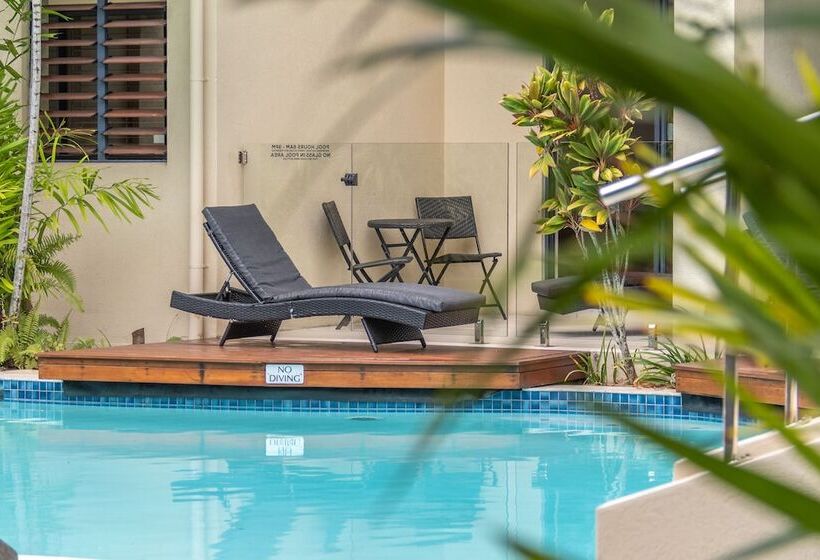 هتل Meridian At Port Douglas Adults Only