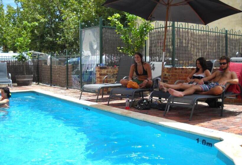 هتل Sundancer Backpackers Hostel