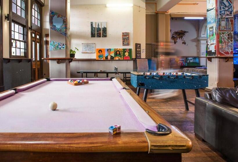 فندق Sundancer Backpackers Hostel