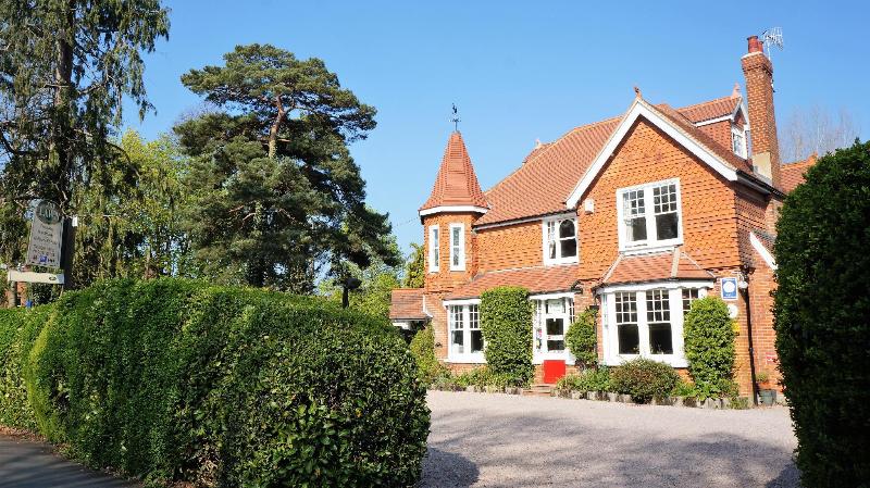 هتل The Lawn Guest House Gatwick