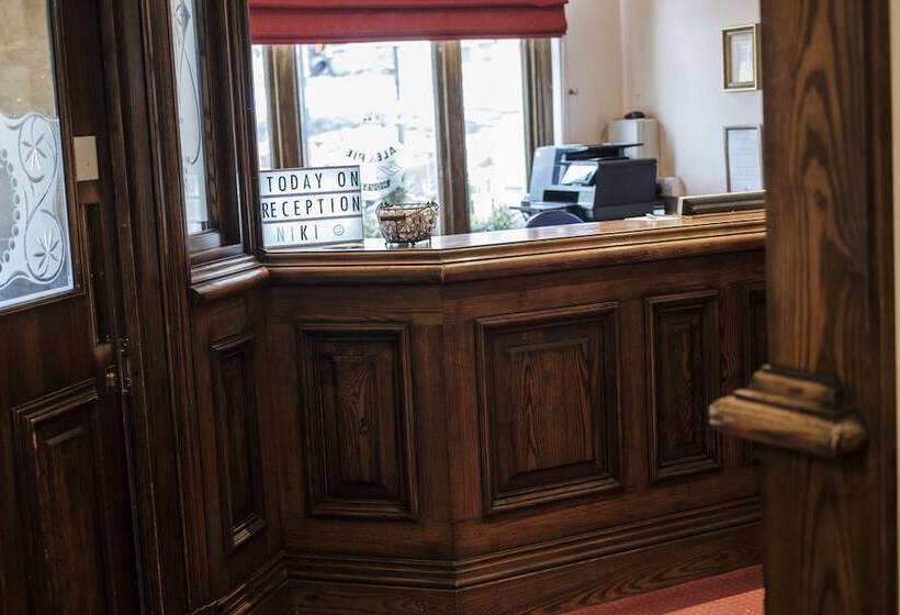 هتل The Mad Hatter