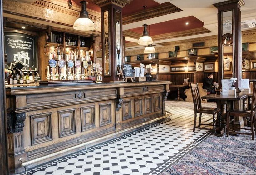 هتل The Mad Hatter