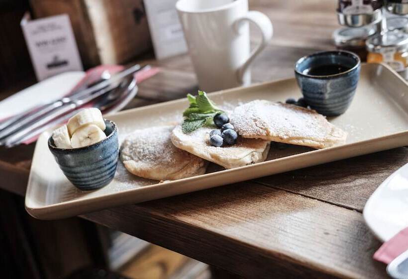 هتل The Mad Hatter