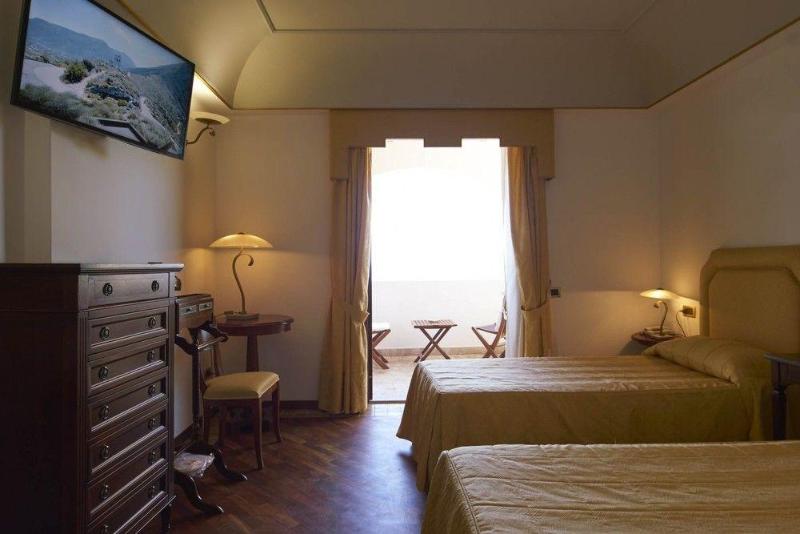هتل Tritone Lipari