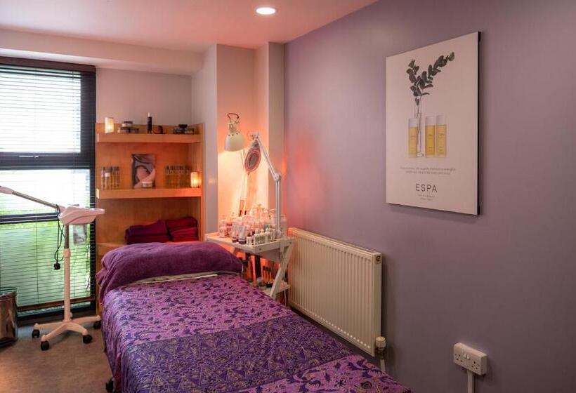 Burleigh Court Hotel And Leisure