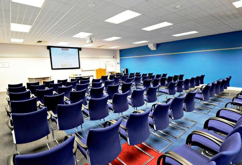 Burleigh Court Hotel And Leisure